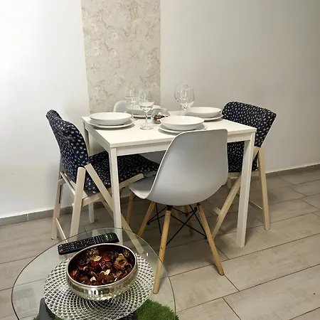 Modern With Terrace In - Bravo's House Daire *